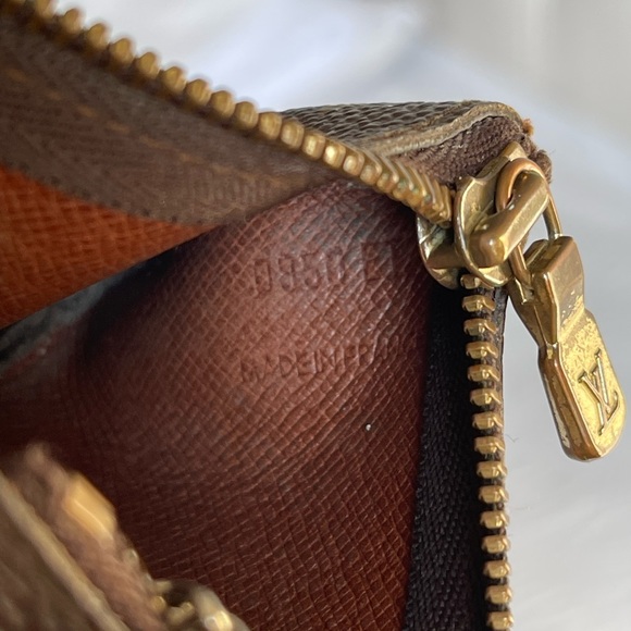 Authentic LOUIS VUITTON
Monogram Key Pouch pre-owned - Picture 16 of 16